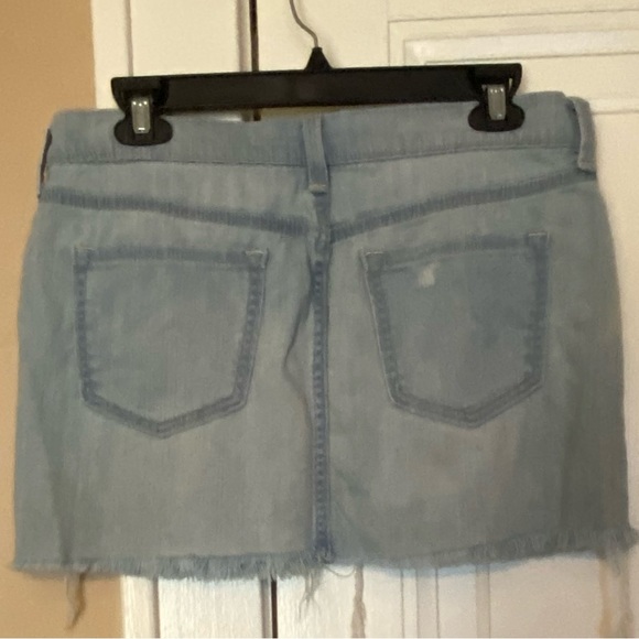 Old Navy denim women’s distressed cutoff miniskirt in pale fade wash. Size 8. - Picture 10 of 10